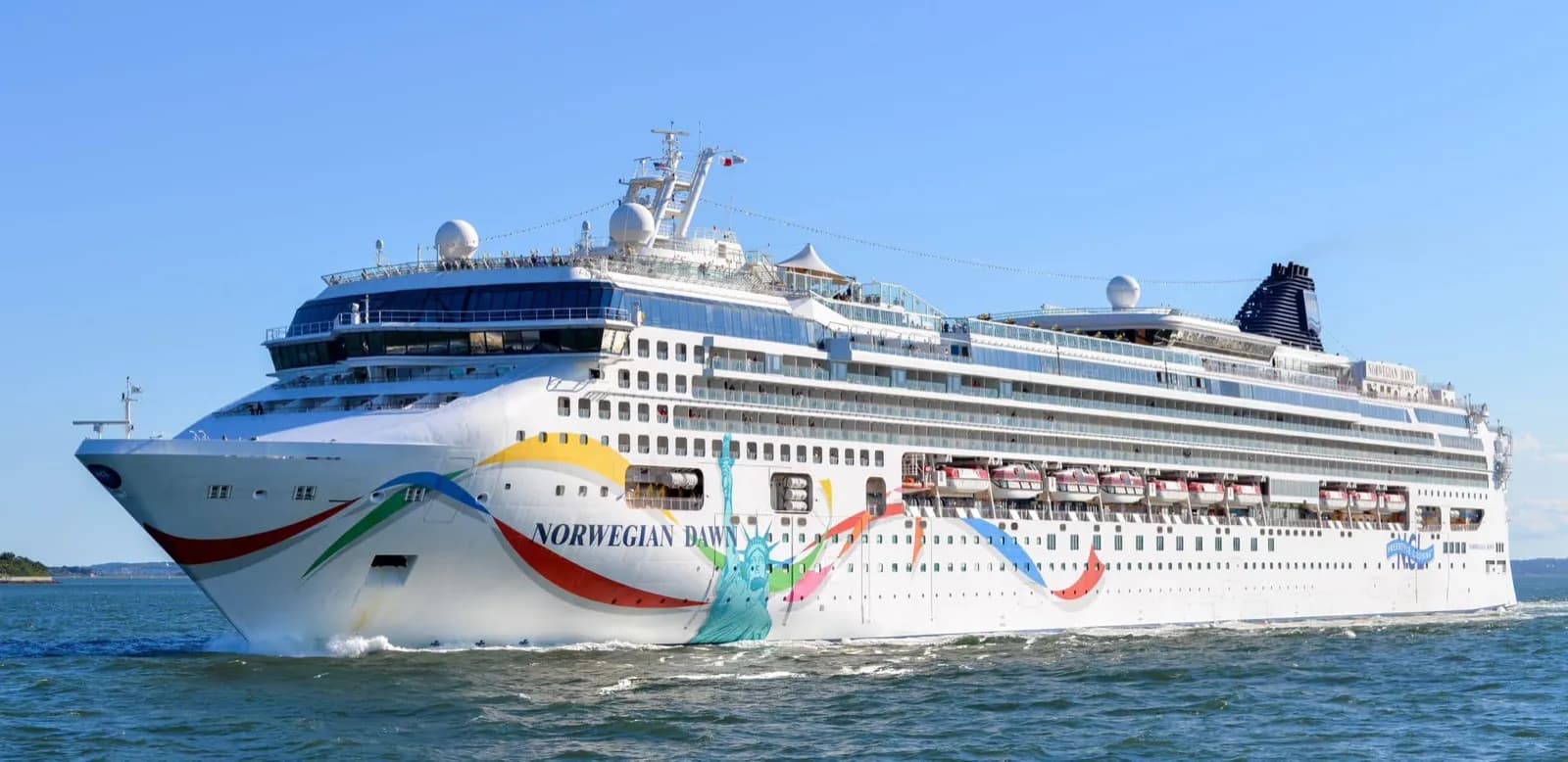 El Norwegian Dawn arranca la temporada de cruceros 2024 con su segunda visita al puerto de Motril