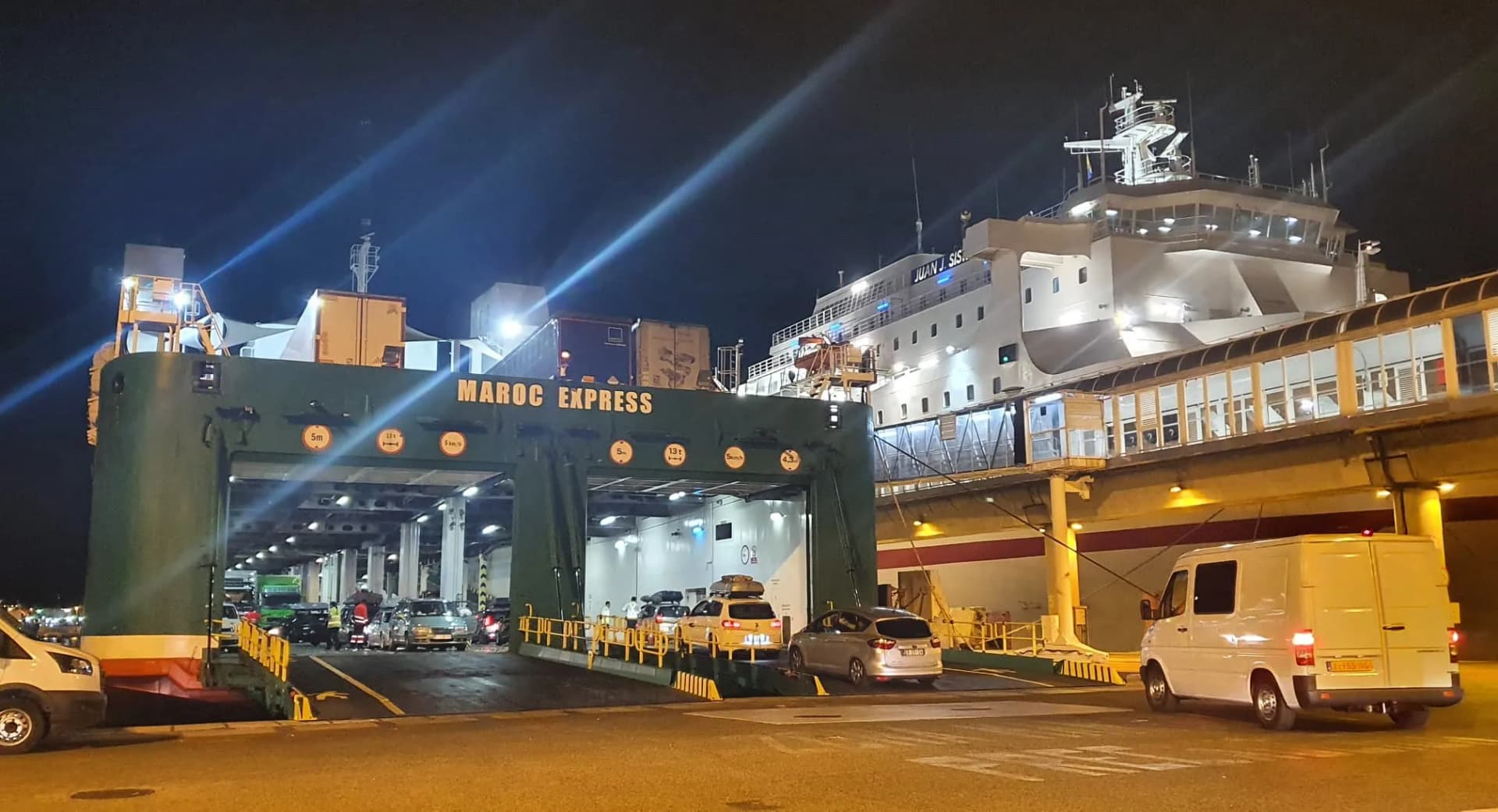 Un vehículo cae al mar en el Puerto de Algeciras y deja dos mujeres fallecidas