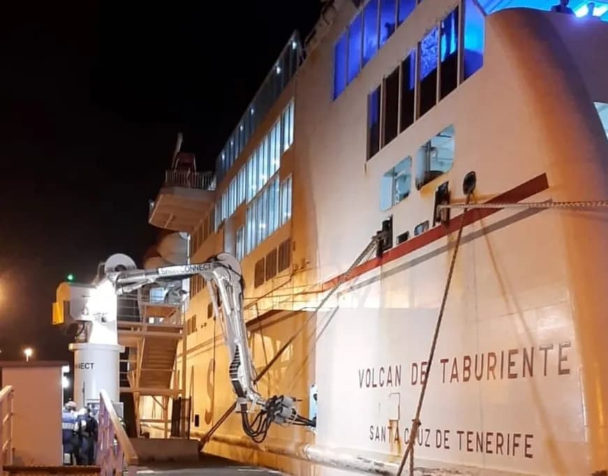 El ferry Volcán de Taburiente, primer buque en conectarse al suministro ‘cold ironing’ del puerto de Santa Cruz de la Palma