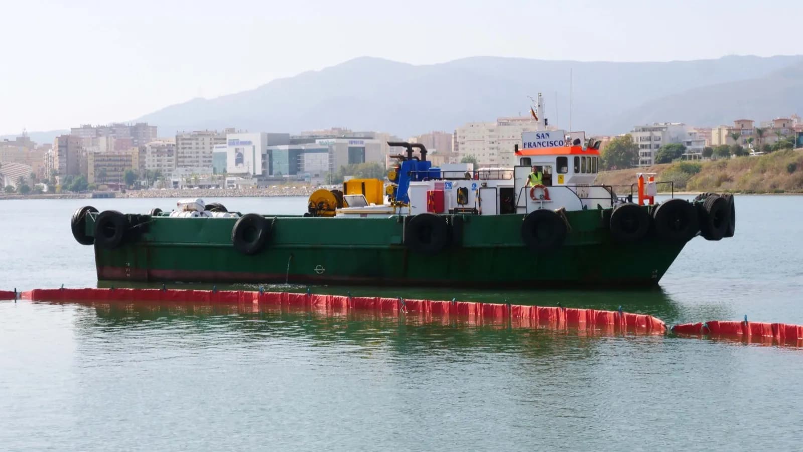 Gabarras & Servicios imparte cursos prácticos sobre lucha contra la contaminación marina