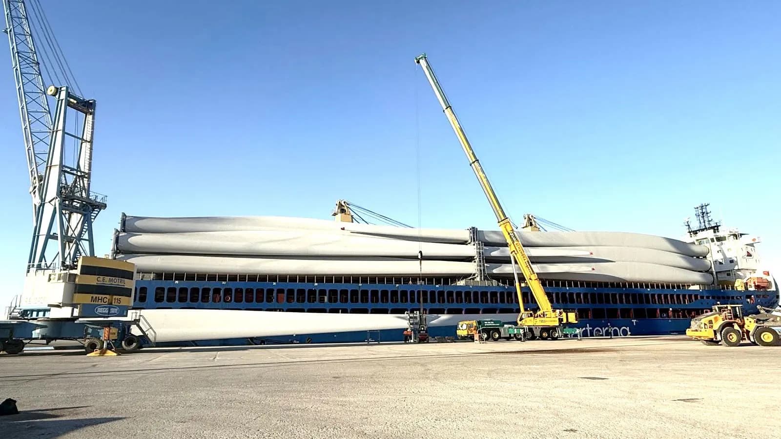 El Puerto de Motril embarca cuatro transformadores y 61 palas eólicas con destino a mercados internacionales