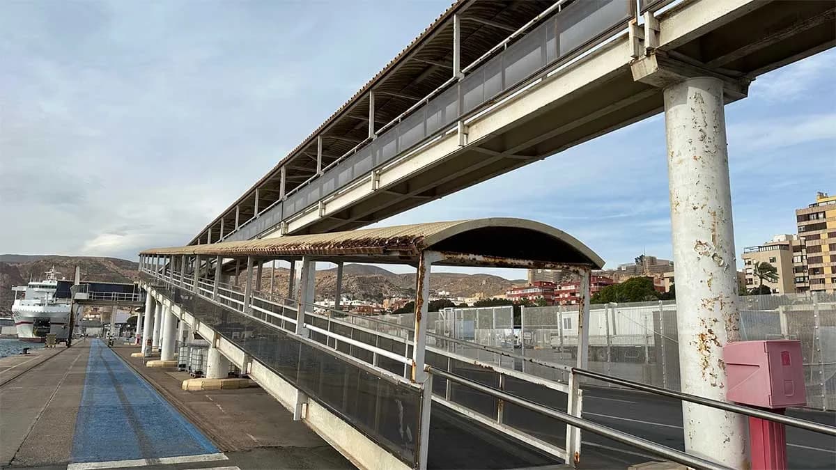La Autoridad Portuaria de Almería inicia la renovación de las pasarelas de pasajeros