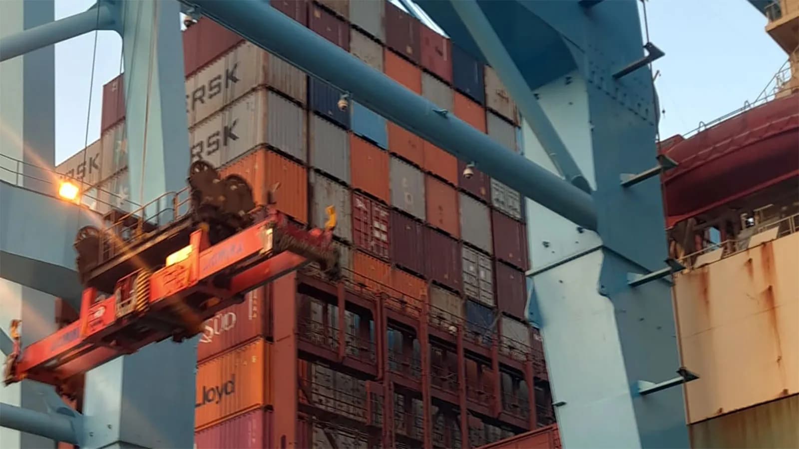 Un estibador resulta herido grave en un accidente a bordo de un buque en APM Terminals Algeciras