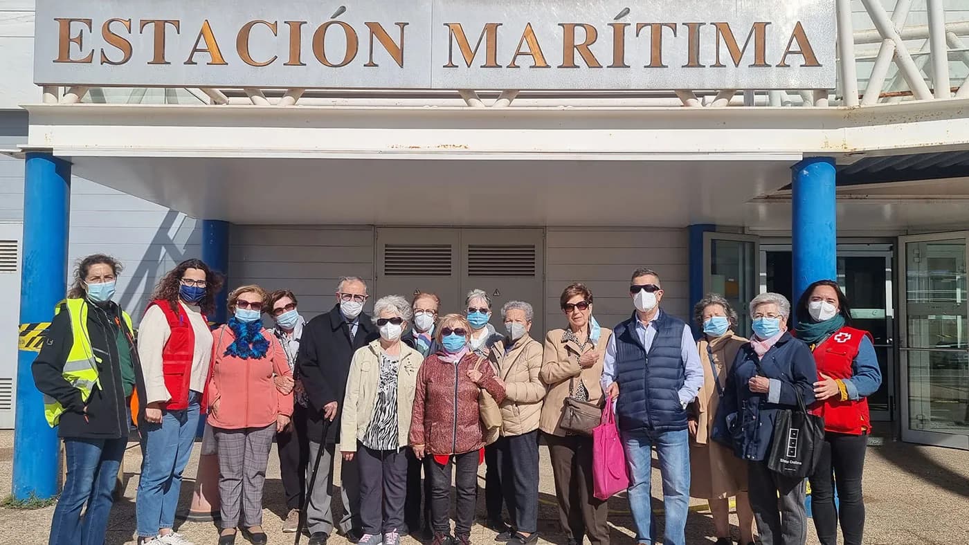 Un grupo de personas mayores visita el puerto de Almería de la mano de la Cruz Roja