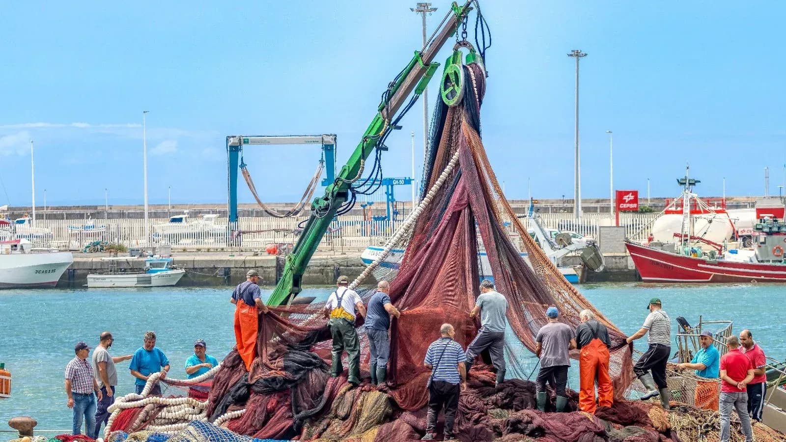 El Gobierno abona 3,12 millones a la flota pesquera por la subida del precio del gasóleo