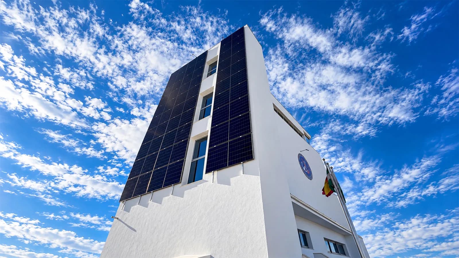 Los Prácticos del Puerto de Algeciras renuevan la instalación fotovoltaica de su edificio