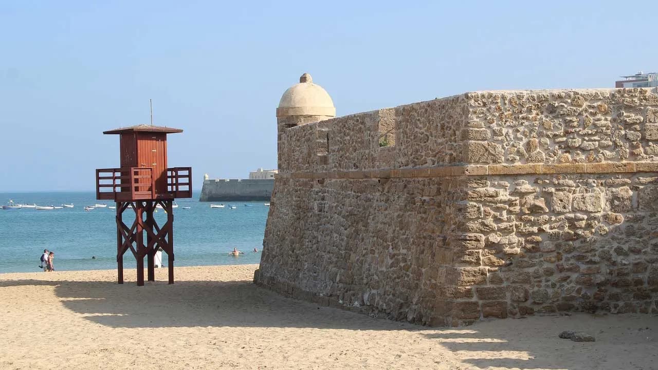 Atendidas 72 personas por picaduras de medusas en las playas de Cádiz durante el fin de semana