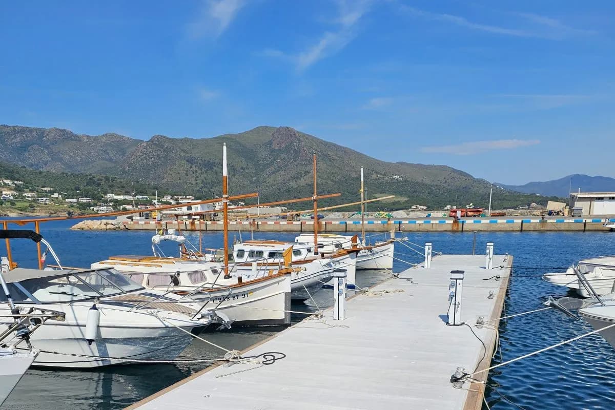 El Club Náutico de Puerto de la Selva mejora la seguridad en la navegación con un nuevo rompeolas de hormigón