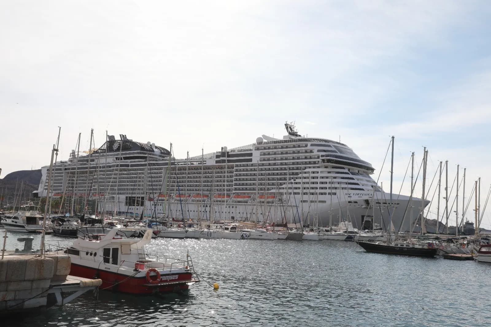El MSC Virtuosa realiza su primera escala en Cartagena con 4.816 pasajeros a bordo
