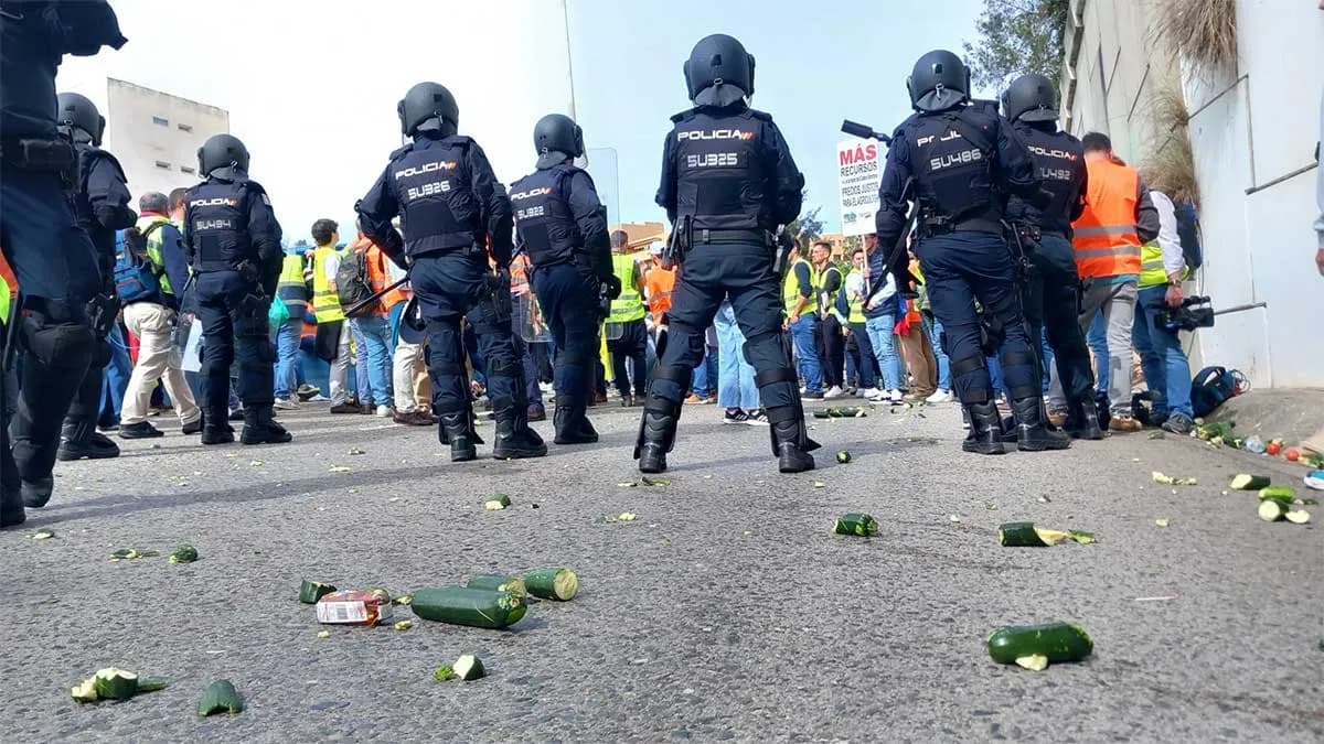 Agricultores de la provincia de Cádiz bloquean el Acceso Norte del puerto de Algeciras en protesta contra las importaciones agrícolas