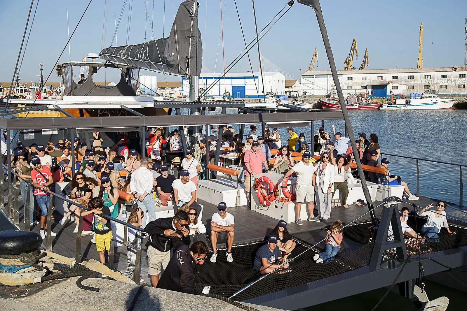 Cerca de 900 personas conocen el Puerto de Cádiz desde el mar en la Jornada de Puertas Abiertas de la APBC