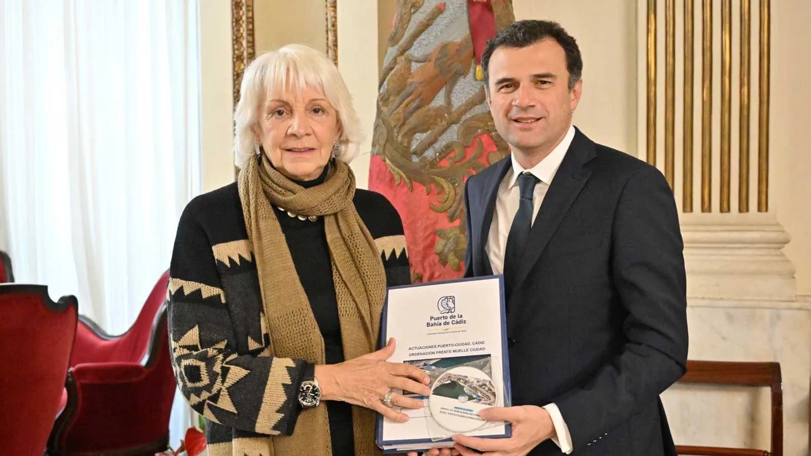 La Autoridad Portuaria de la Bahía de Cádiz entrega al Ayuntamiento el proyecto de ordenación del frente del Muelle Ciudad
