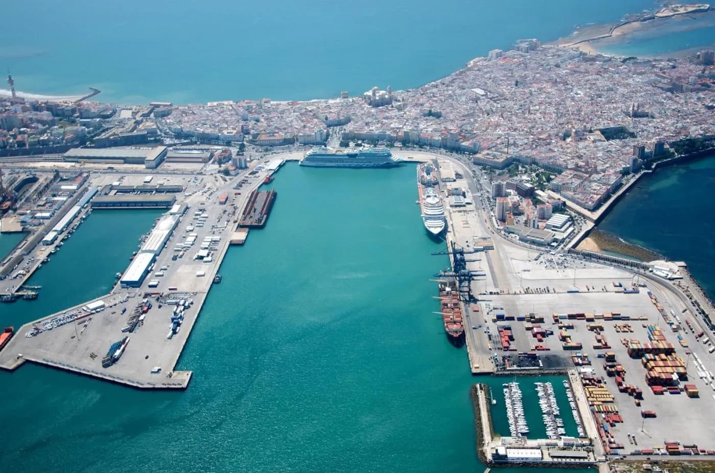 El Puerto de Cádiz bate una nueva marca con el atraque simultáneo de 4 cruceros