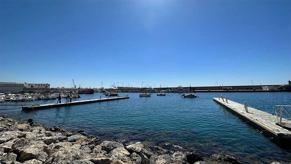 El Puerto de Almería licita la instalación de dos pantalanes flotantes en el puerto pesquero