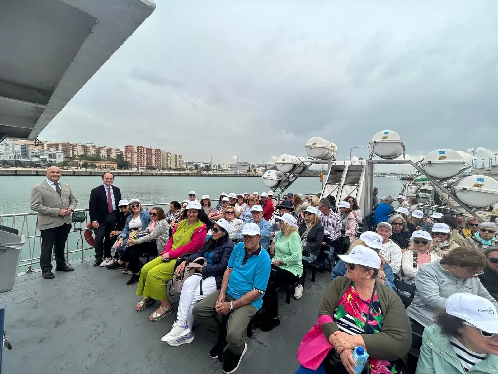 Mayores de Algeciras descubren el Puerto en una visita marítima participativa