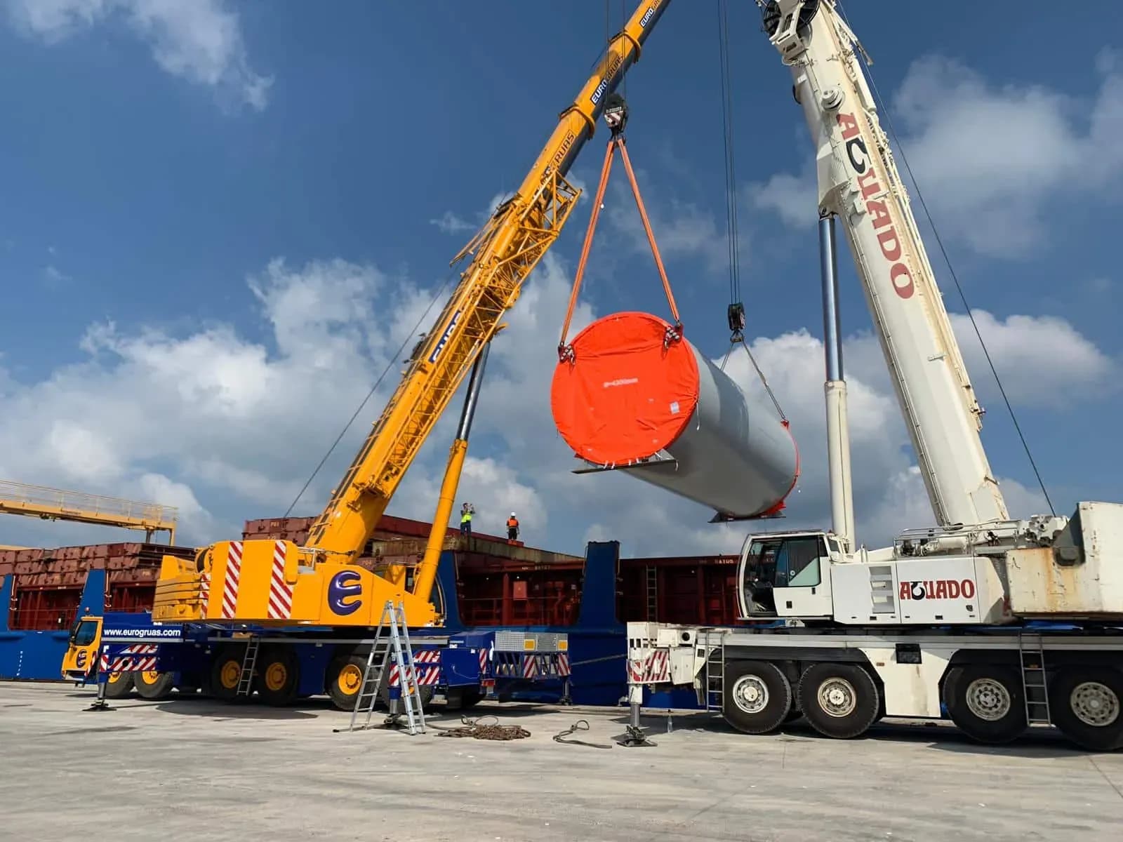 ECS 360 Logistics realiza el trasvase de piezas eólicas de grandes dimensiones