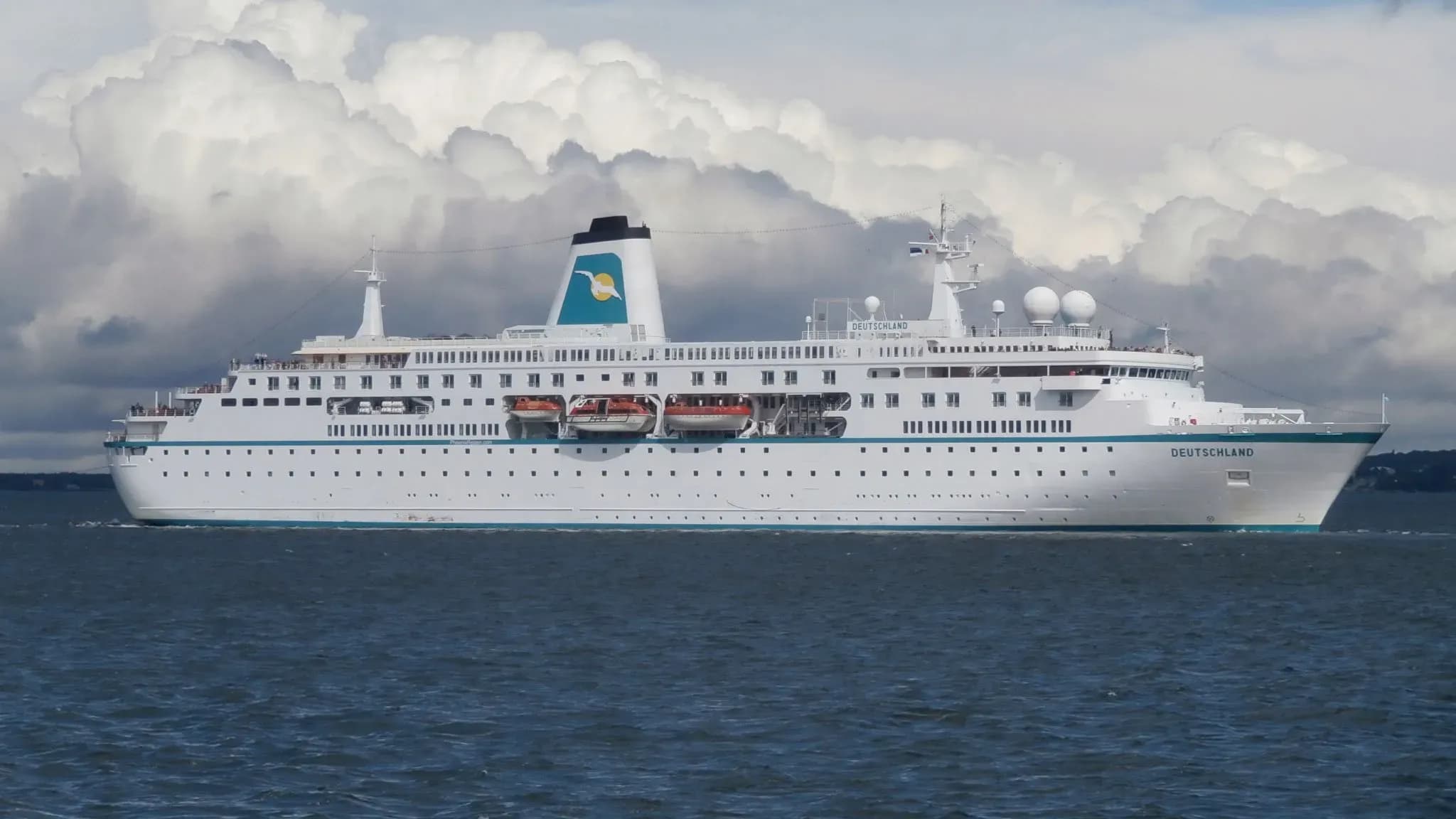 El Puerto de Sevilla recibe nuevamente al crucero turístico «Deutschland»