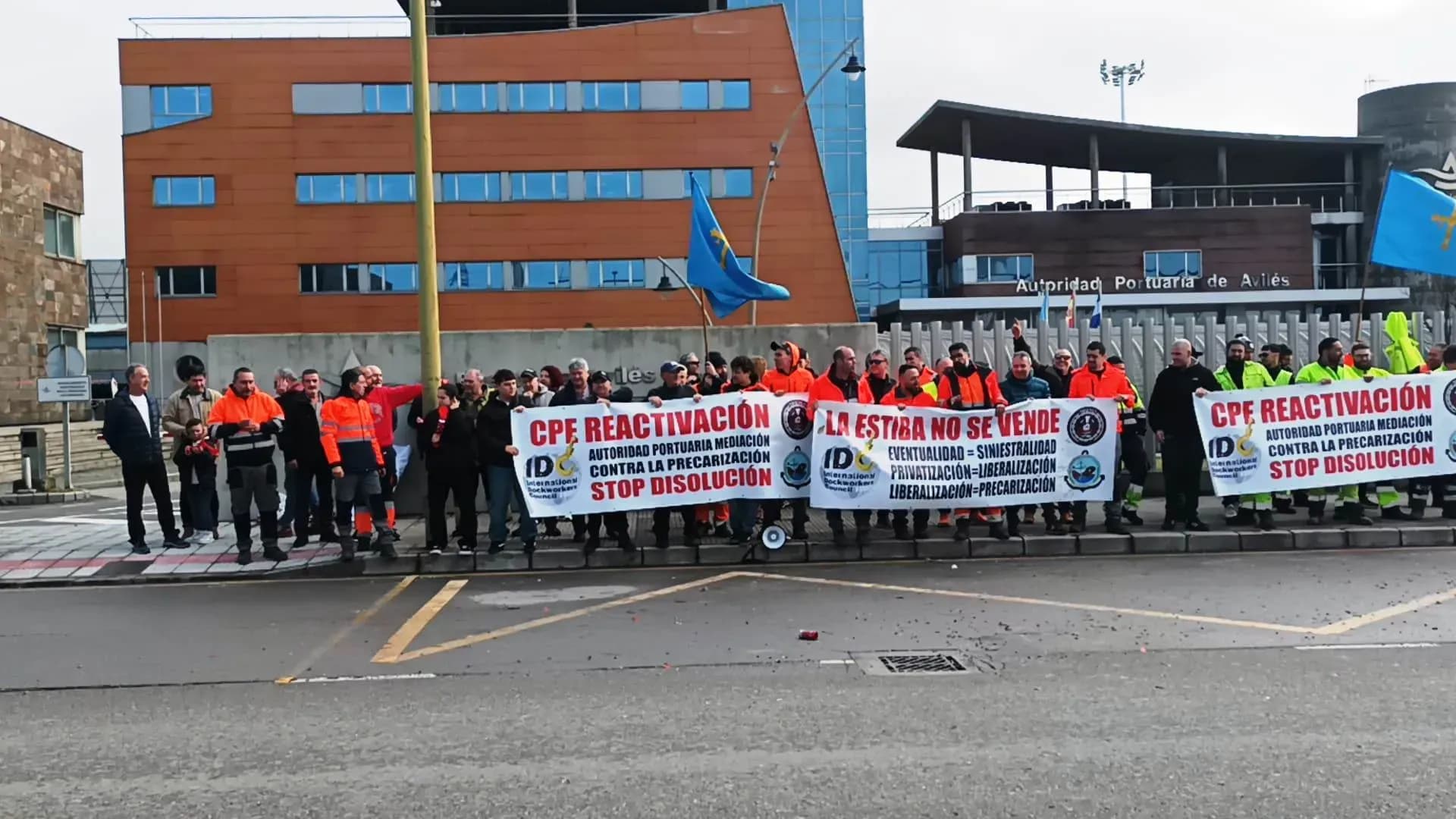 Los estibadores del Puerto de Avilés inician su segunda semana de huelga sin avances en la negociación
