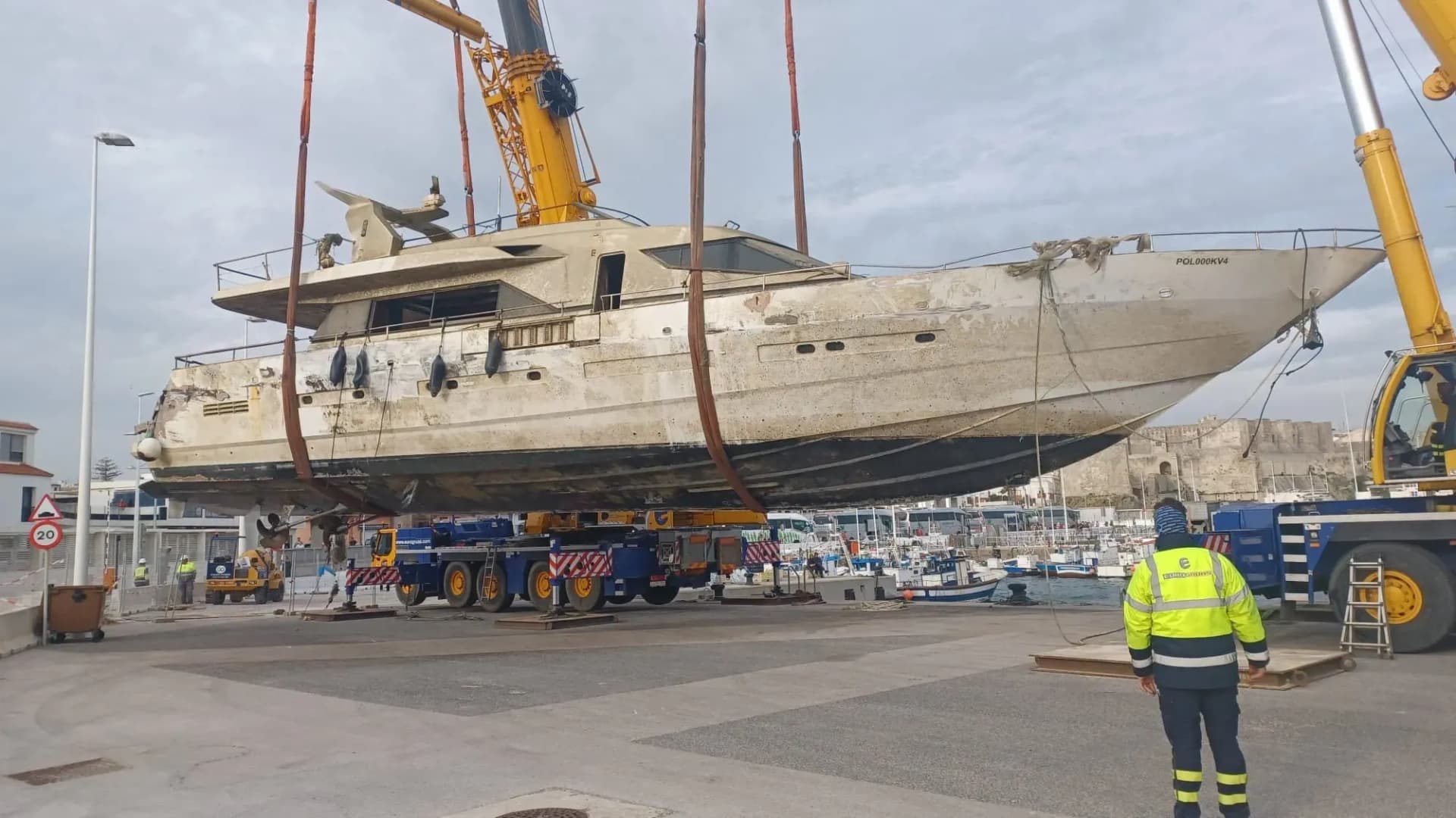 La APBA reflota y pone en seco el yate hundido en el Puerto de Tarifa