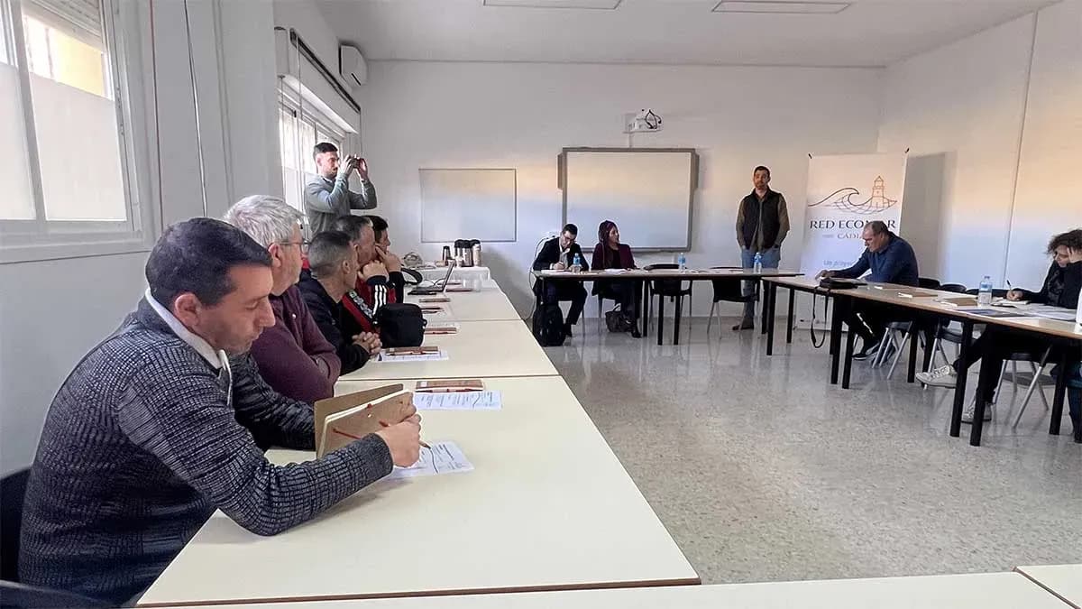 La Línea reúne a sector y científicos en un taller de marisqueo en el puerto de La Atunara