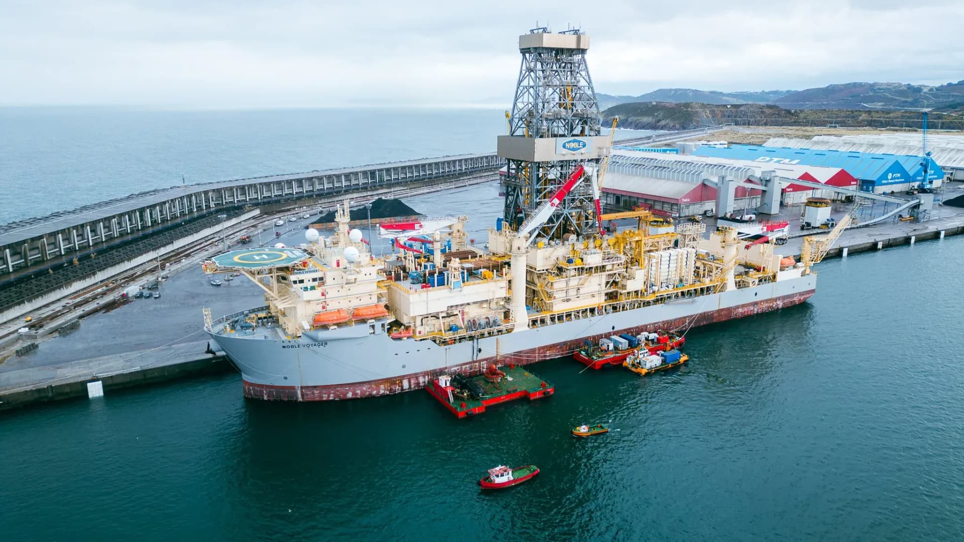 El Puerto Exterior de Punta Langosteira acoge la plataforma petrolífera Noble Voyager