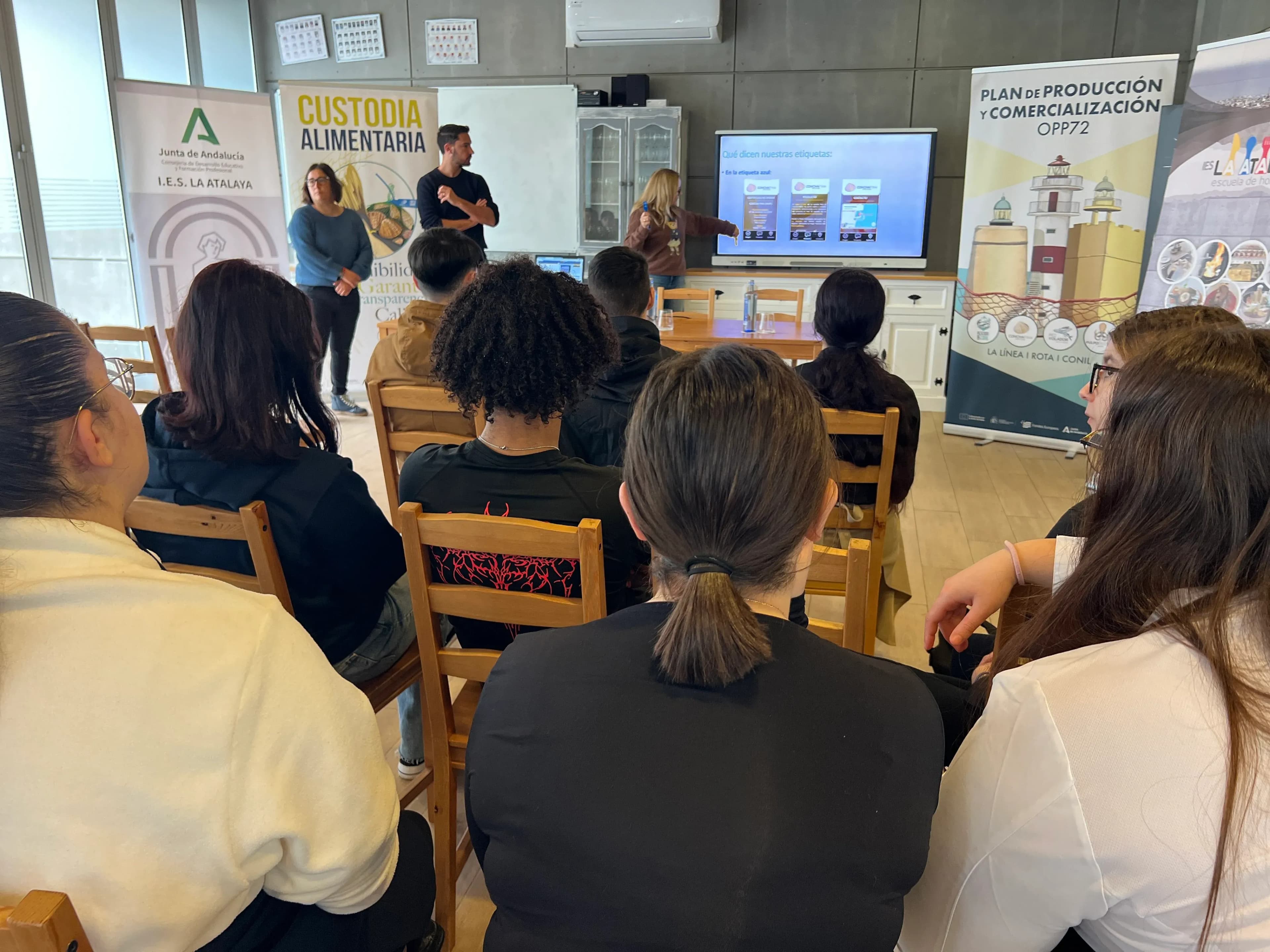 La OPP72 presenta el proyecto “Custodia Alimentaria” en la Escuela de Hostelería IES Atalaya de Conil