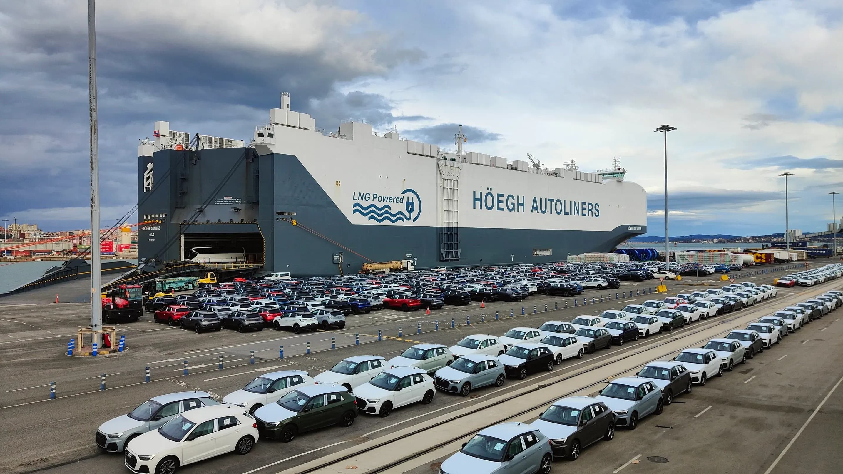 El buque Höegh Sunrise realiza su primera escala en el puerto de Santander