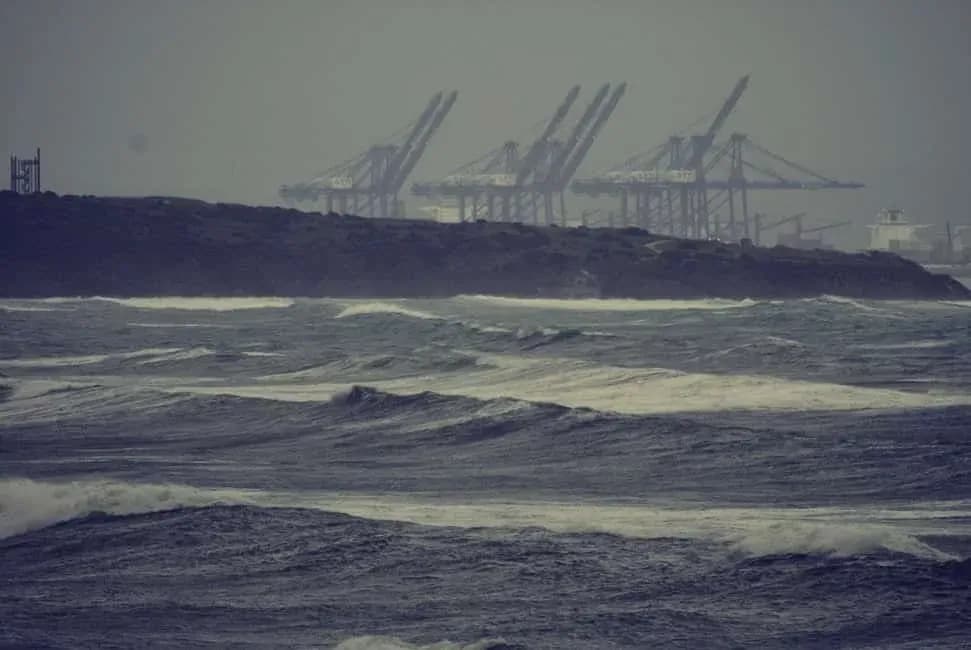 La previsión de viento obliga a suspender los nombramientos y operaciones en las terminales de contenedores del Puerto de Algeciras