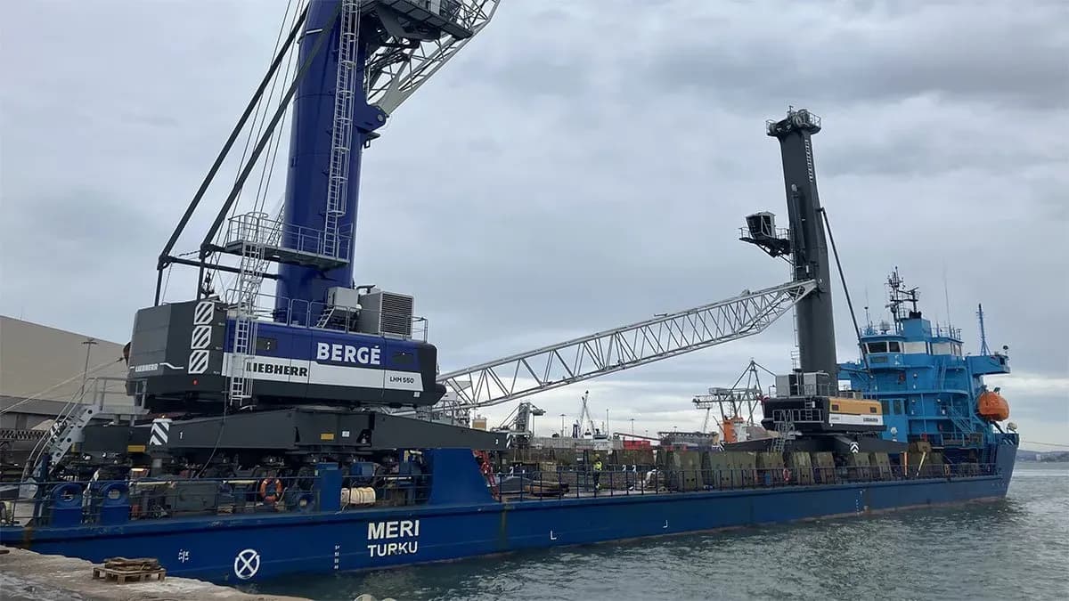 BERGÉ recibe en el Puerto de Santander una nueva grúa Liebherr LHM 550 dentro de su plan de modernización de activos