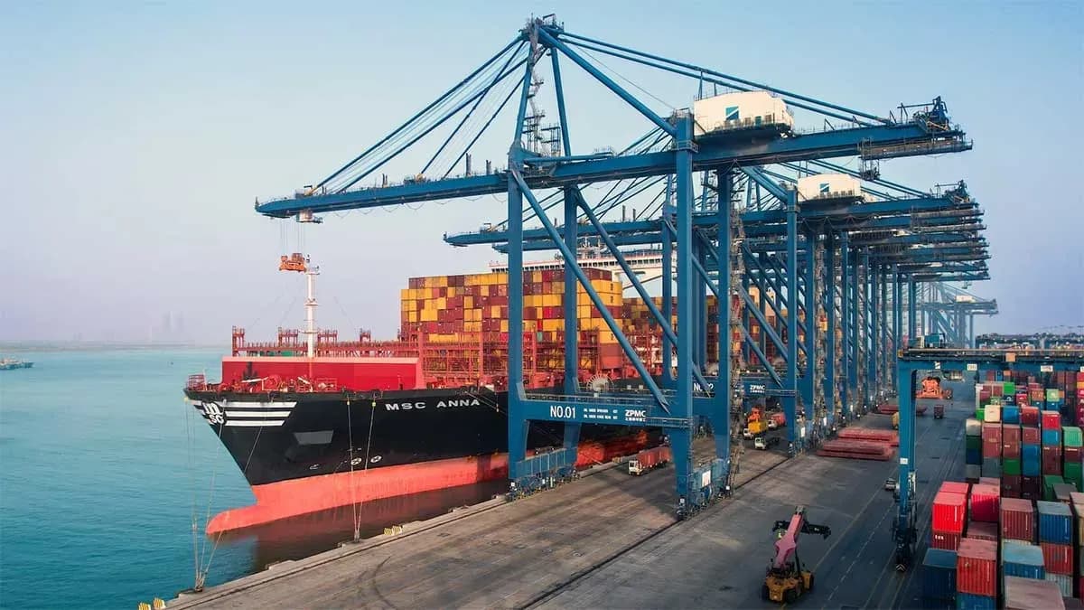 La venta de los puertos de CK Hutchison se complica ante las exigencias de control mayoritario de Cosco