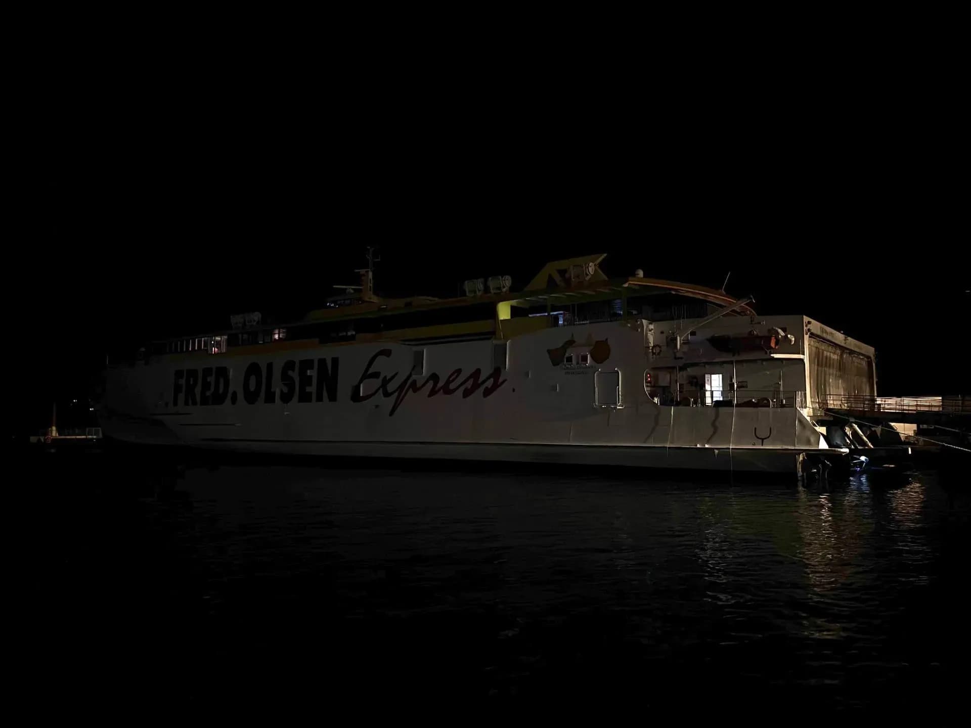 Fred. Olsen Express implanta un modelo de gestión lumínica para proteger la biodiversidad marina