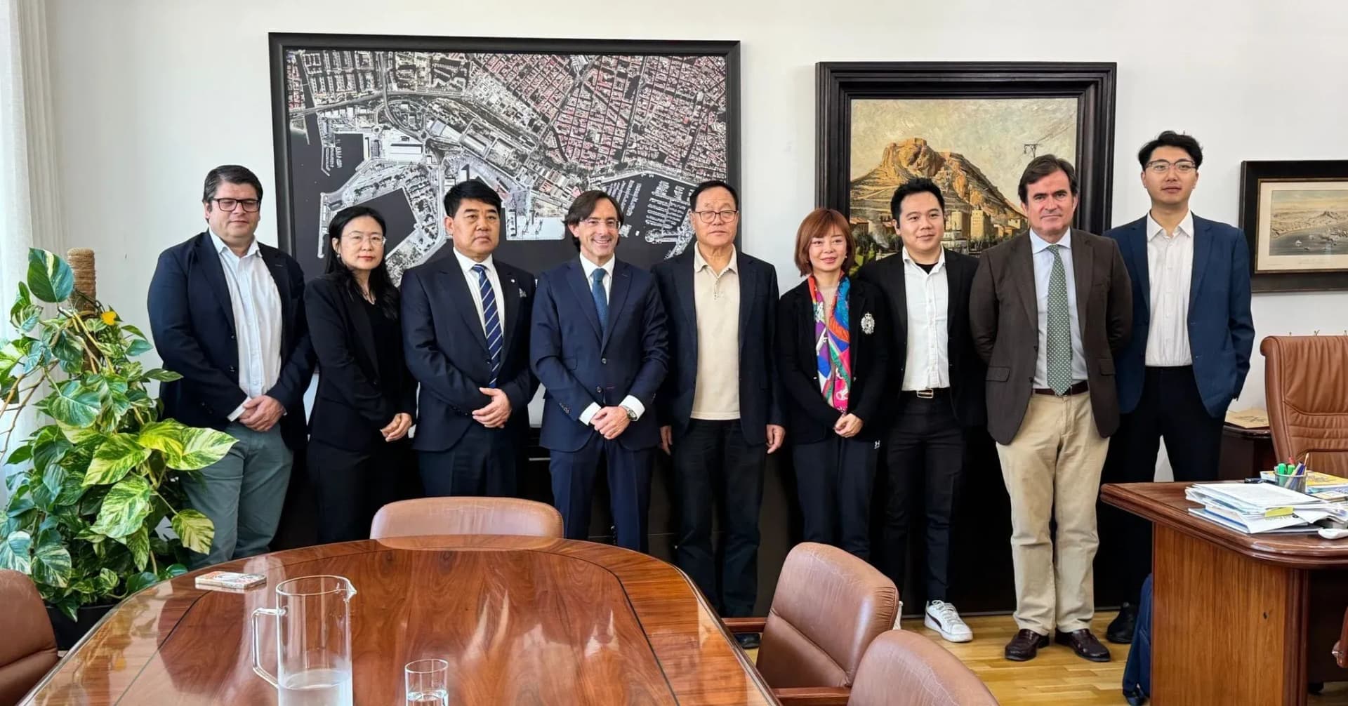 El Puerto de Alicante explora alianzas logísticas con empresarios de la ciudad china de Weihai