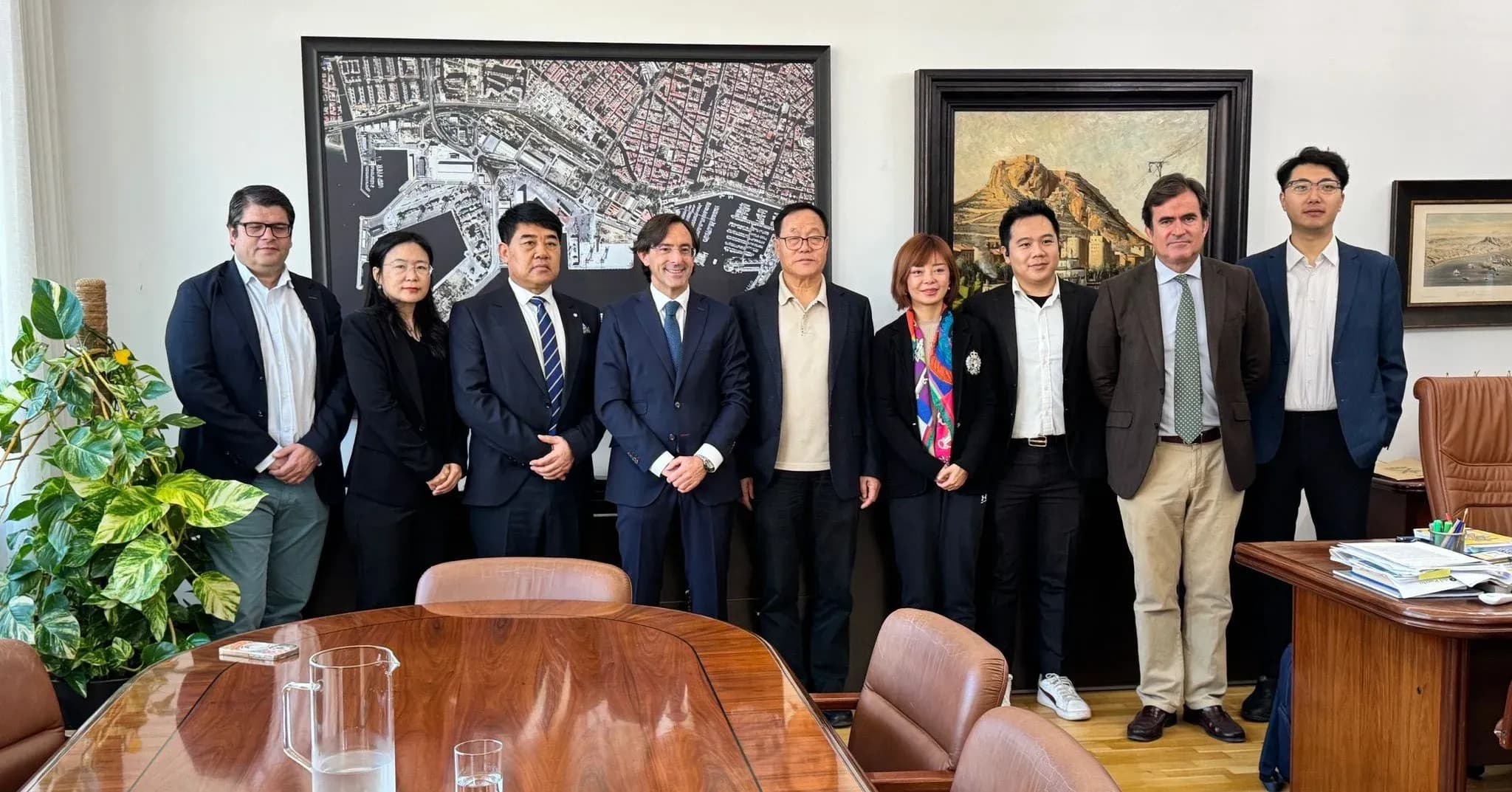 El Puerto de Alicante explora alianzas logísticas con empresarios de la ciudad china de Weihai