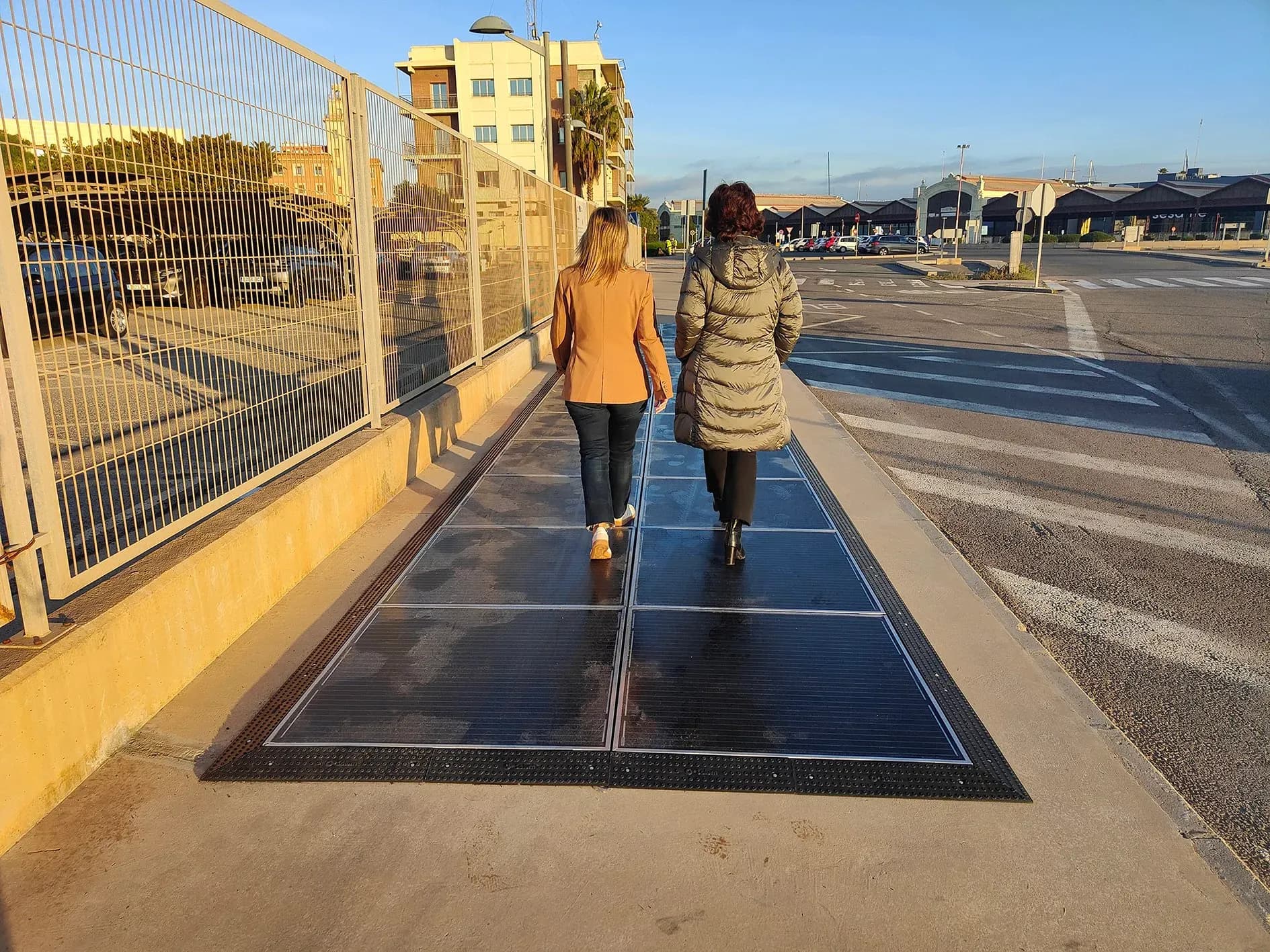 El Puerto de Valencia prueba paneles solares integrados en el pavimento como parte del proyecto RENEWPORT