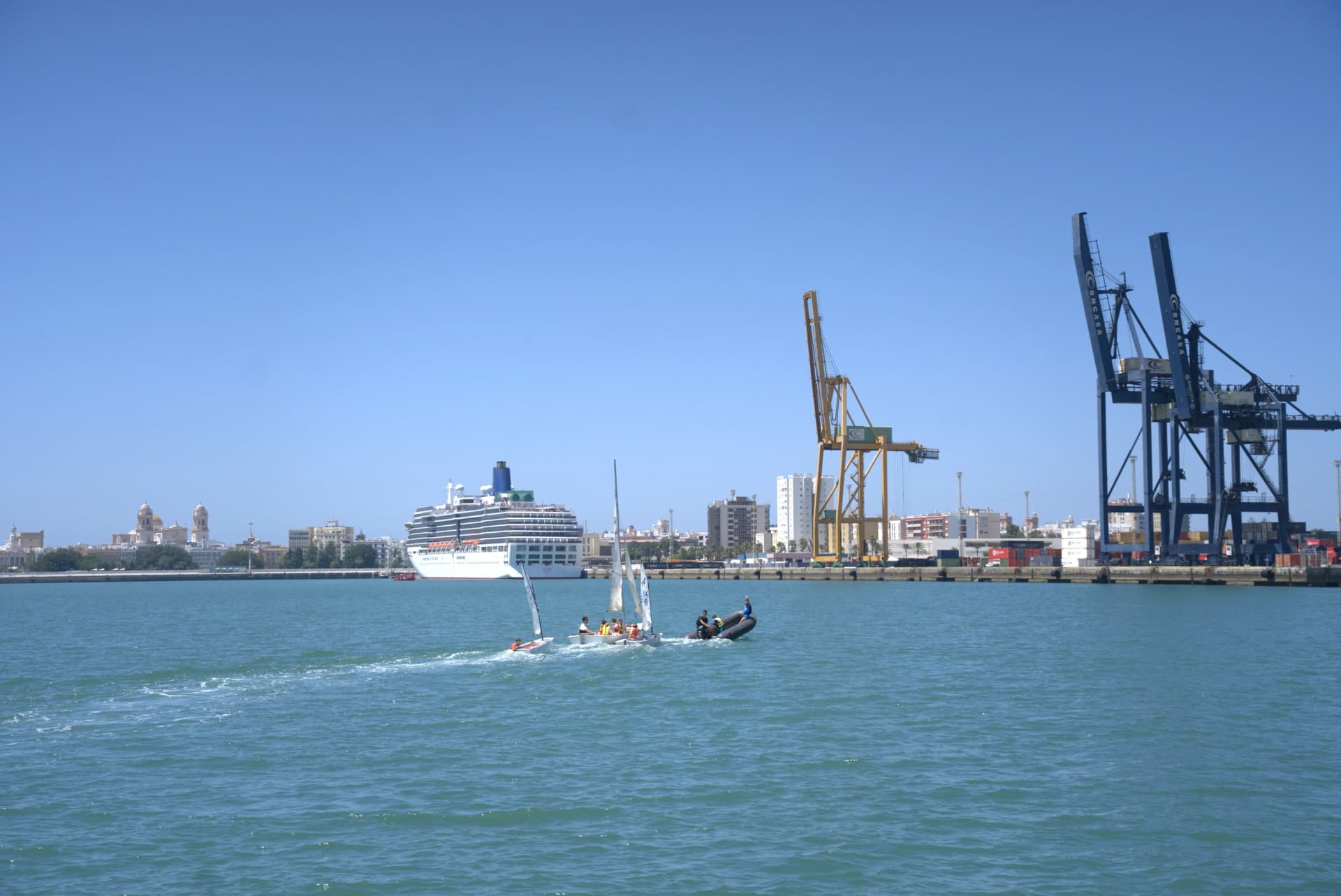El tráfico portuario español cae un 1,7% hasta septiembre pese al repunte de la mercancía convencional y los TEUs