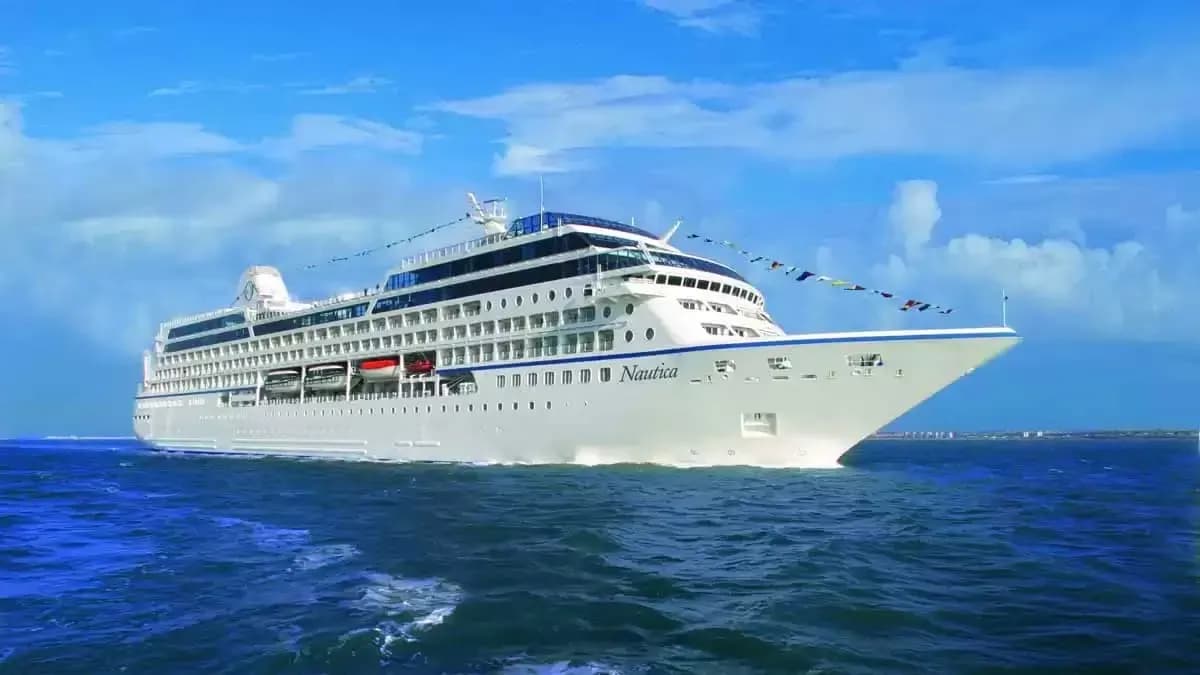 El Puerto de Almería recibe su mayor volumen de cruceristas del año con la llegada simultánea de dos buques