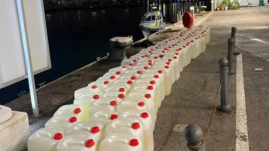 El Servicio de Aduanas de Gibraltar recupera 99 bidones de gasolina tras una persecución nocturna en el mar