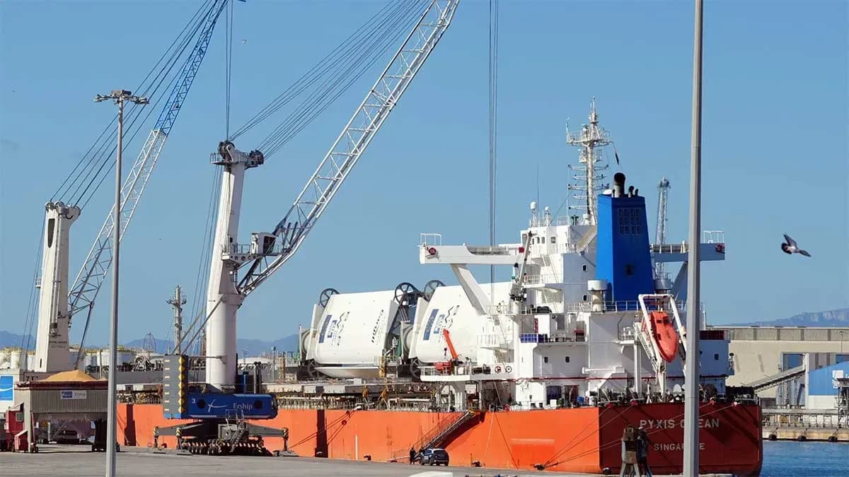 El primer buque de carga propulsado por energía eólica recala en el Puerto de Tarragona con 64.000 toneladas de soja