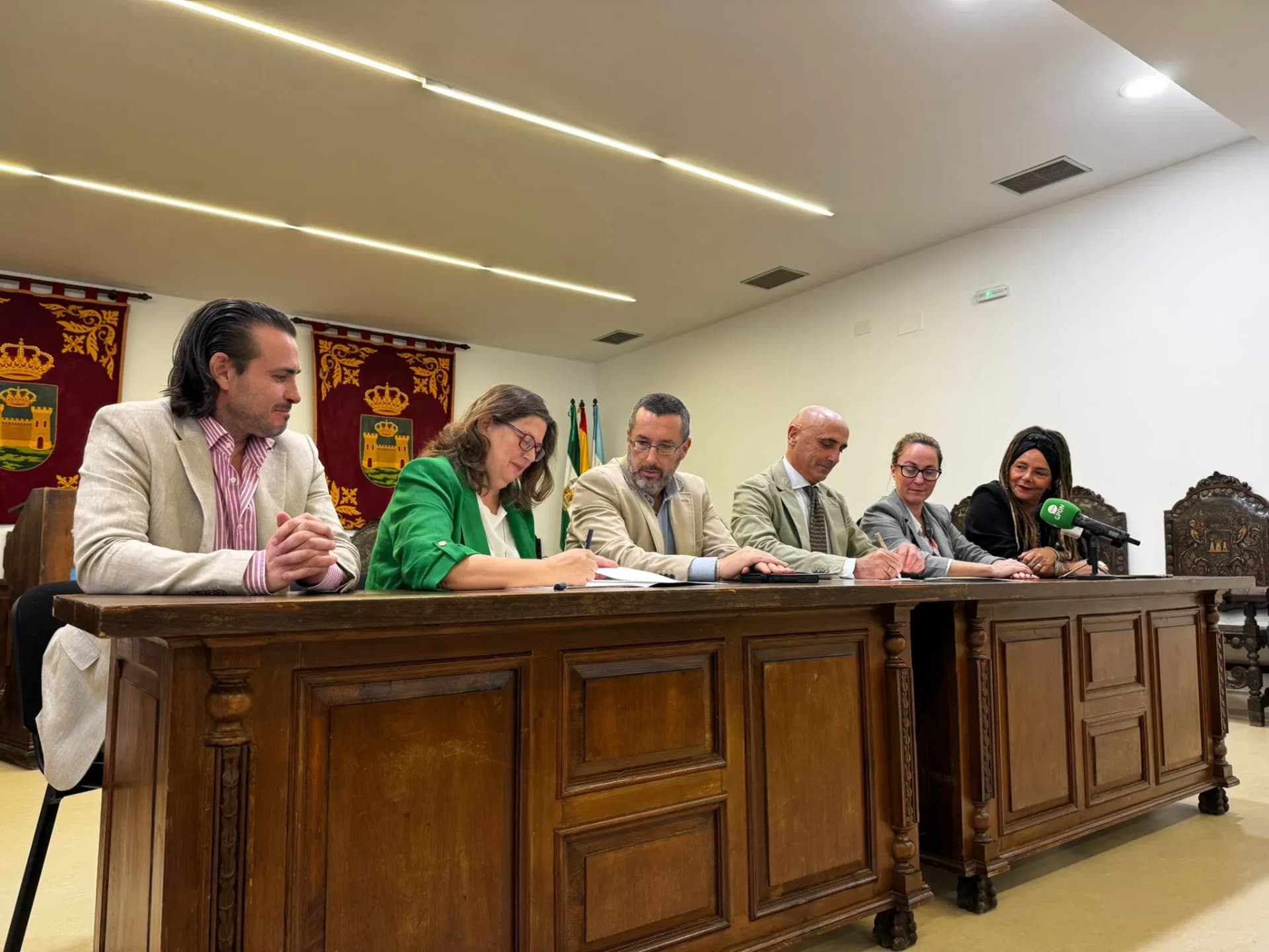 La Línea de la Concepción inicia un proyecto de restauración de praderas marinas en la playa de Poniente