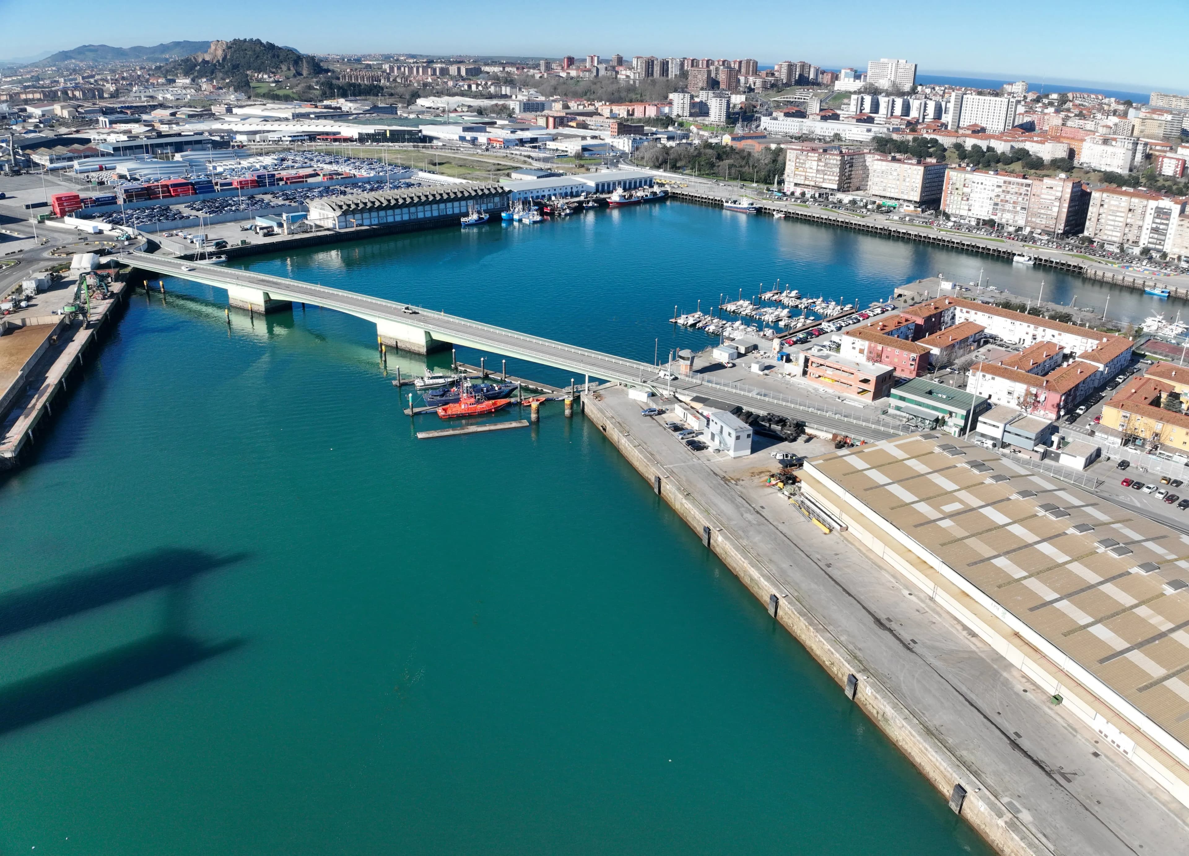 Reabierto el puente de Raos tras finalizar la reparación de su hoja basculante