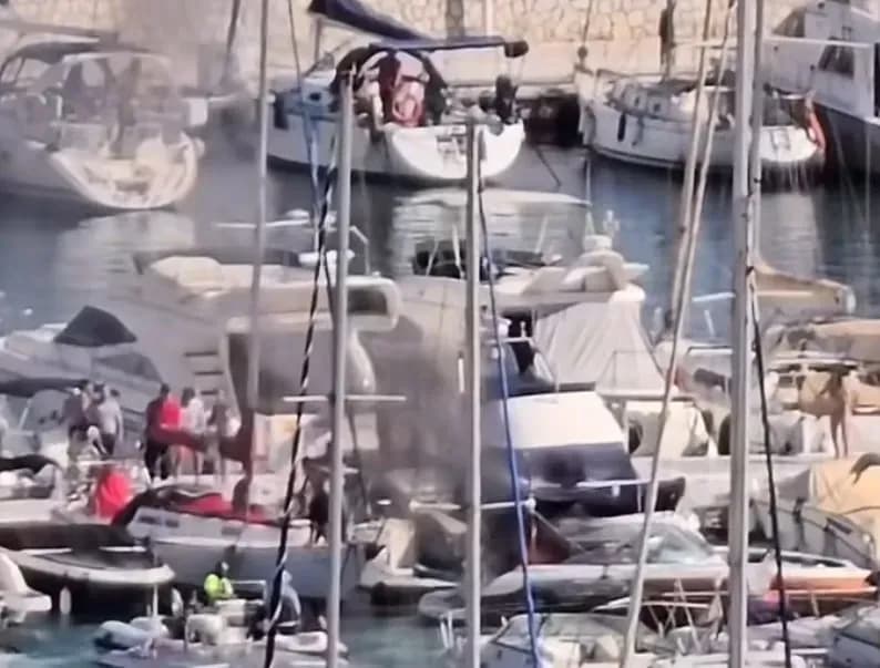 Ocho heridos tras la explosión y hundimiento de una embarcación en el Puerto Deportivo de Fuengirola
