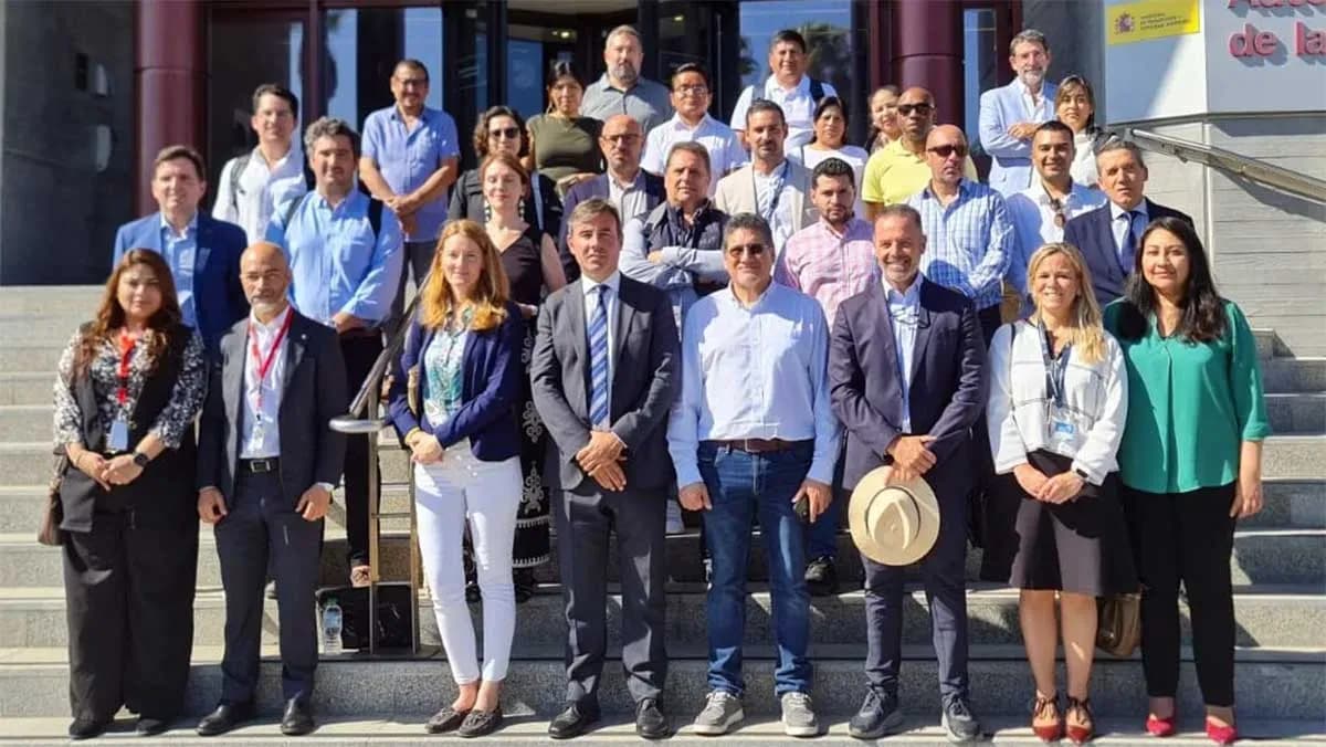 El Puerto de Algeciras recibe a exportadores agrícolas de Perú en una visita técnica centrada en logística reefer