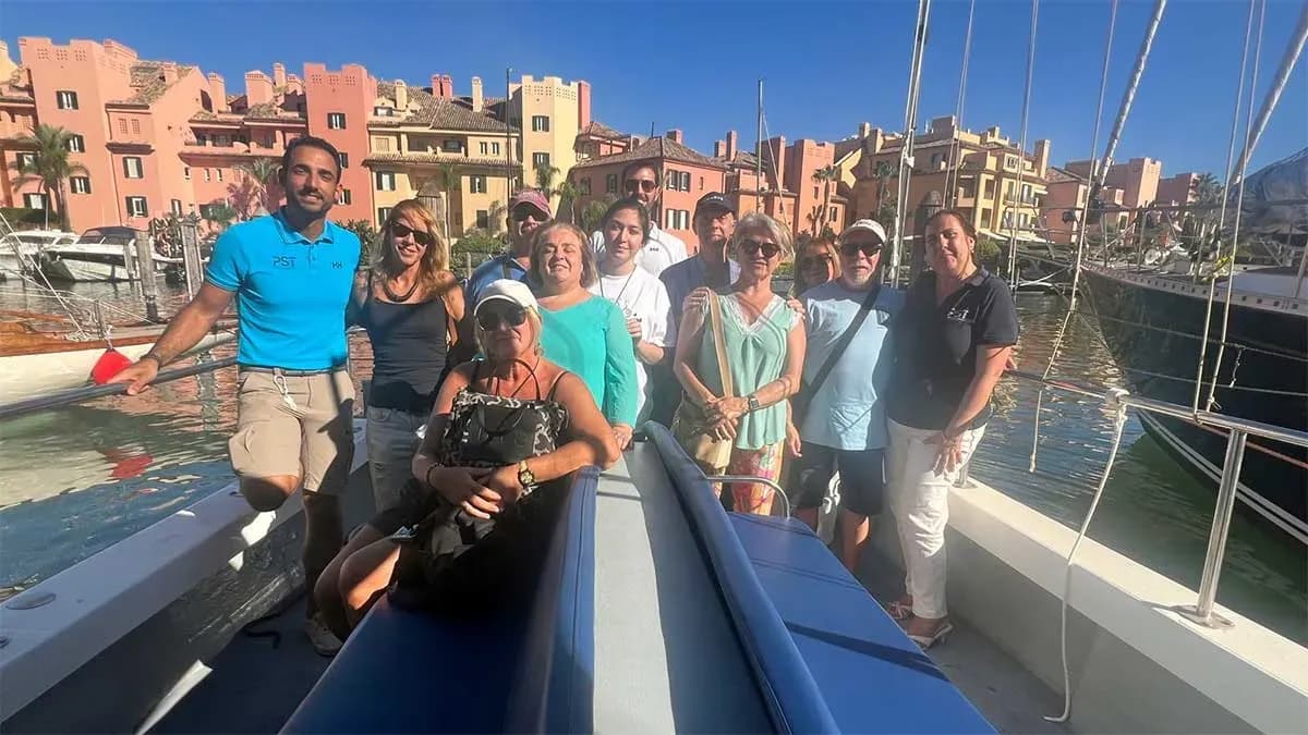 Puerto Sotogrande y Fundación Navega acercan la náutica adaptada a personas ciegas