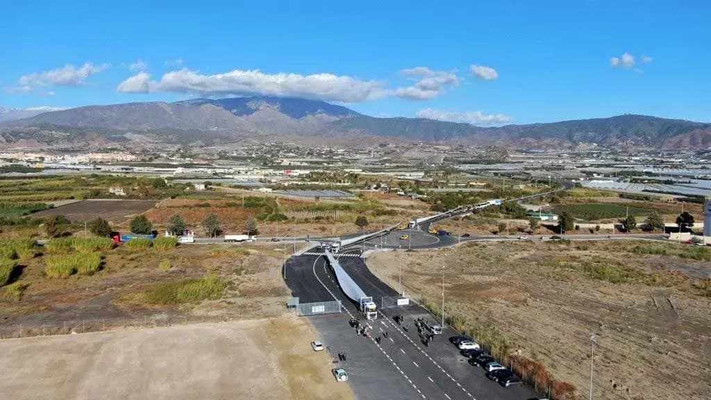 El Puerto de Motril canaliza el desembarque de componentes eólicos para dos nuevos parques en Granada