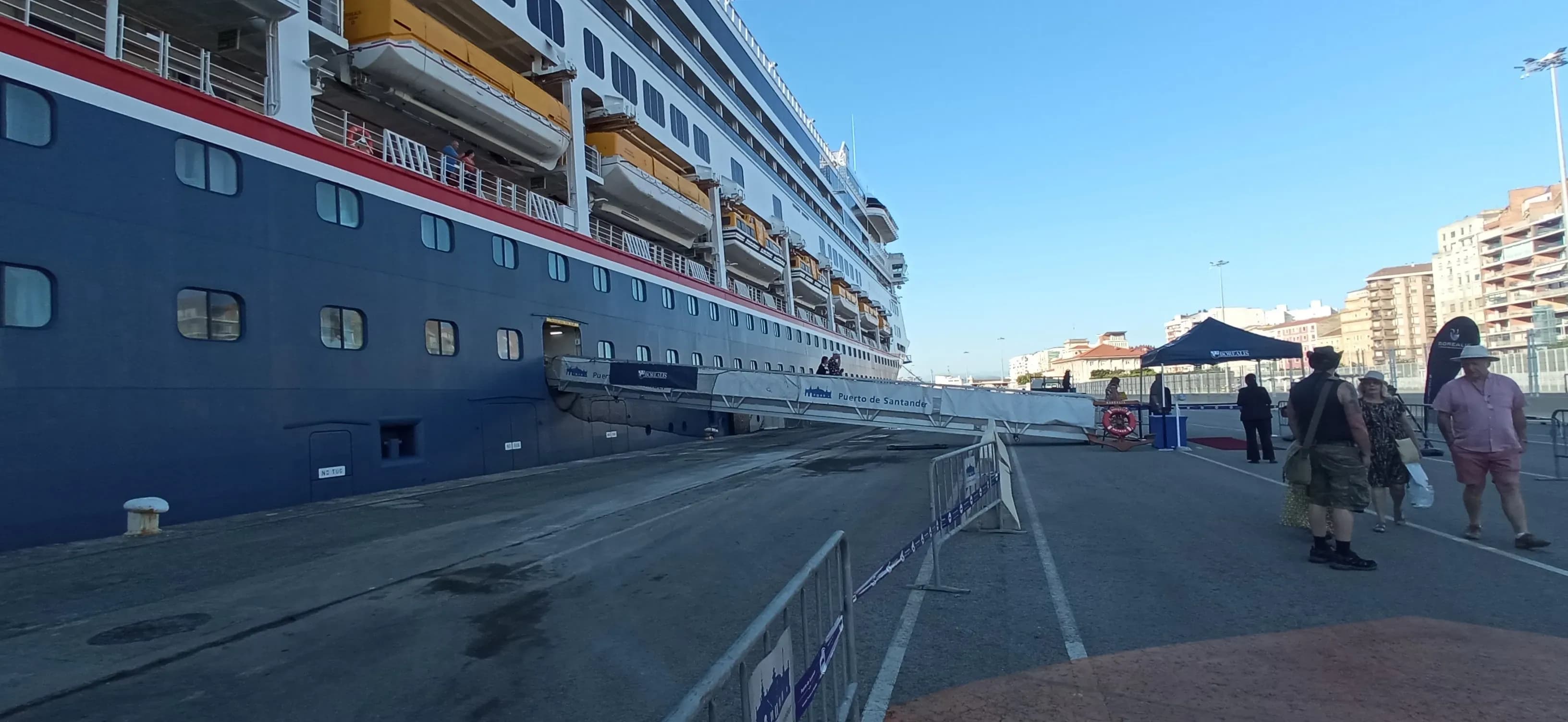El crucero ‘Borealis’ realiza su primera escala en Santander