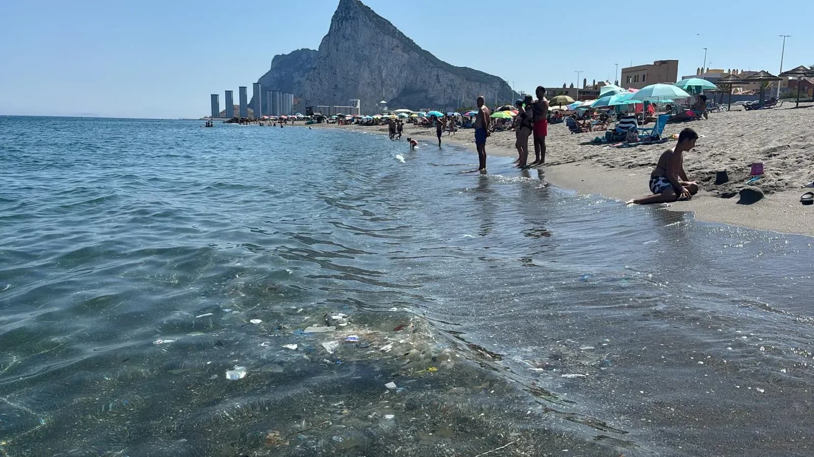 Verdemar denuncia vertidos de aguas residuales sin depurar en la playa de Santa Bárbara, en La Línea