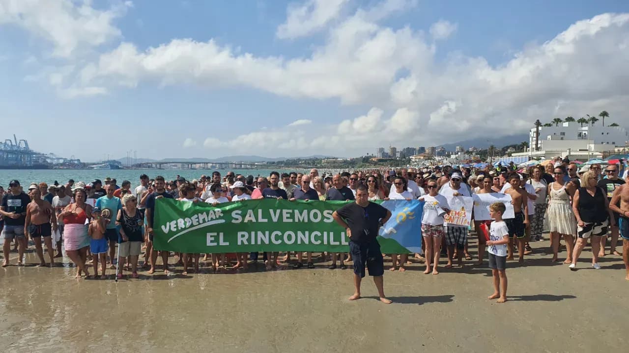 Cientos de personas han reclamado en Algeciras soluciones para la playa de El Rinconcillo y las Marismas del Palmones