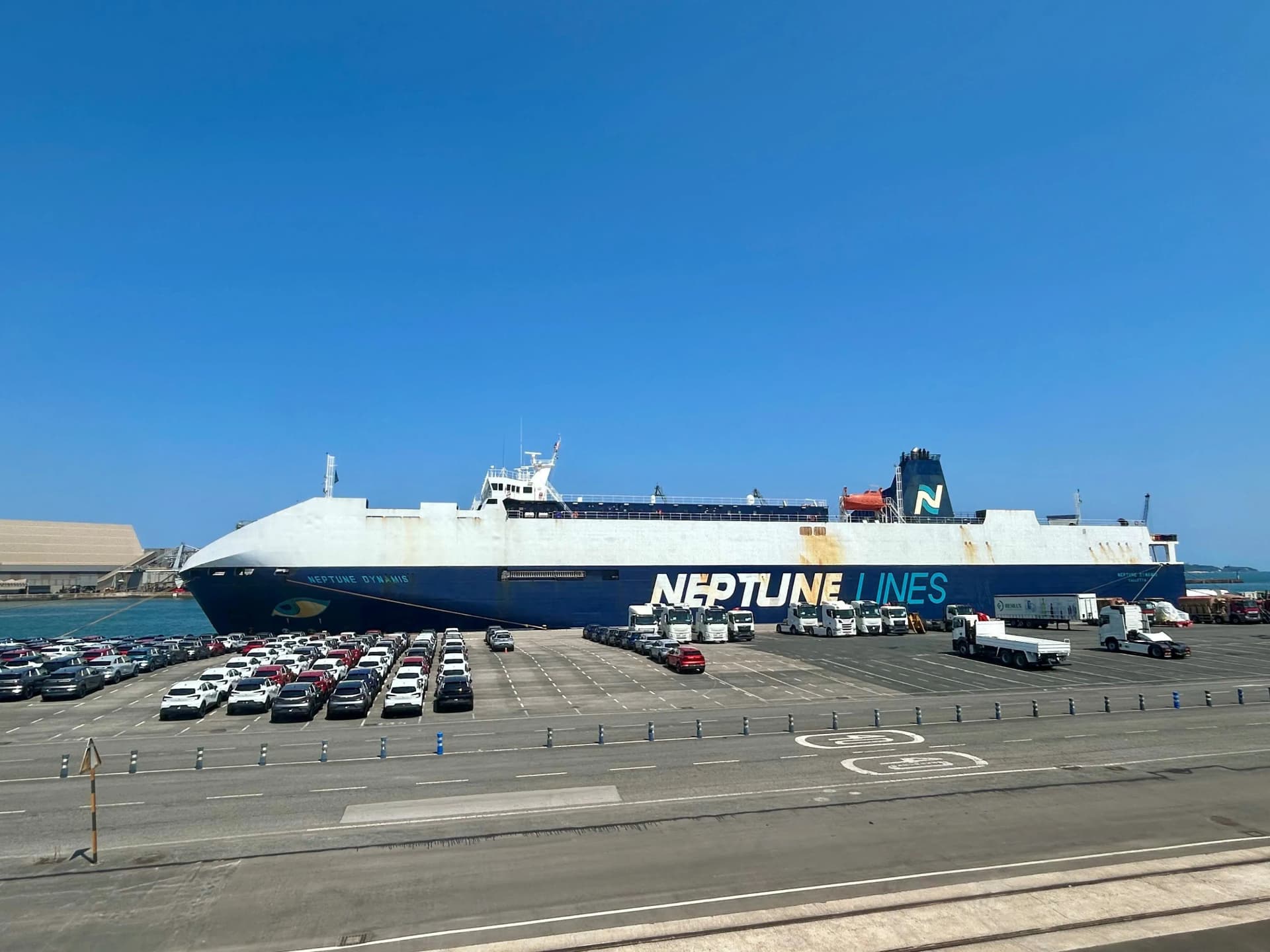 Land Rover y Jaguar comienzan a operar en el puerto de Santander con un objetivo anual de hasta 7.000 vehículos