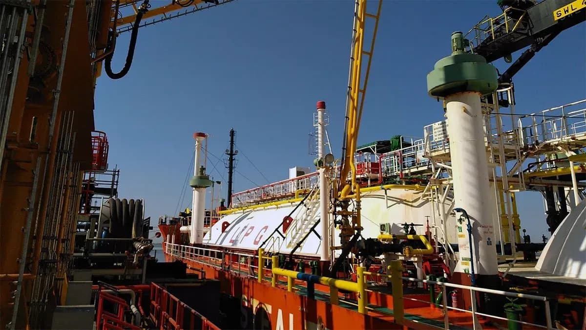 Moeve y Exolum culminan la conexión del nuevo poliducto del Puerto de Huelva con el Parque Energético La Rábida