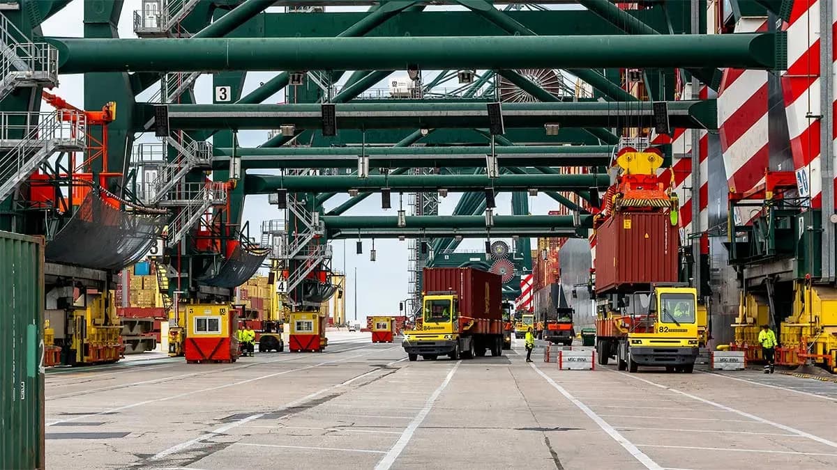 La importación de contenedores y el tráfico ferroviario sostienen los datos del Puerto de Valencia hasta mayo